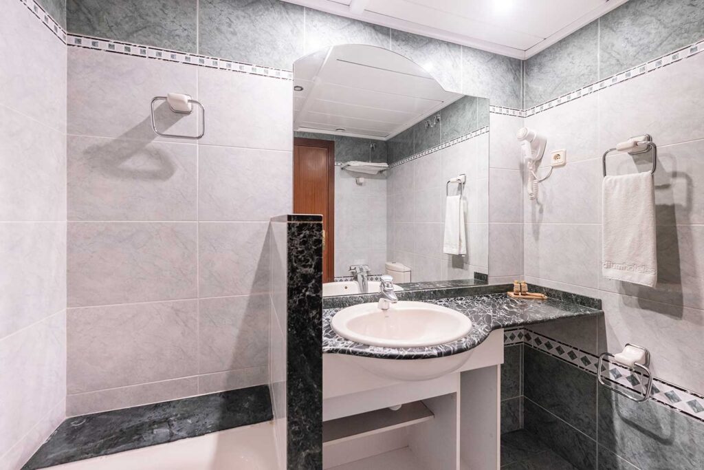 apartamentos napols alojamientos apartamentos barcelona triple bano ducha - Apartamento 2 Habs. 3 Pax.